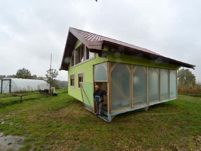 波斯尼亚老翁打造的「旋转屋」。 （网上图片）