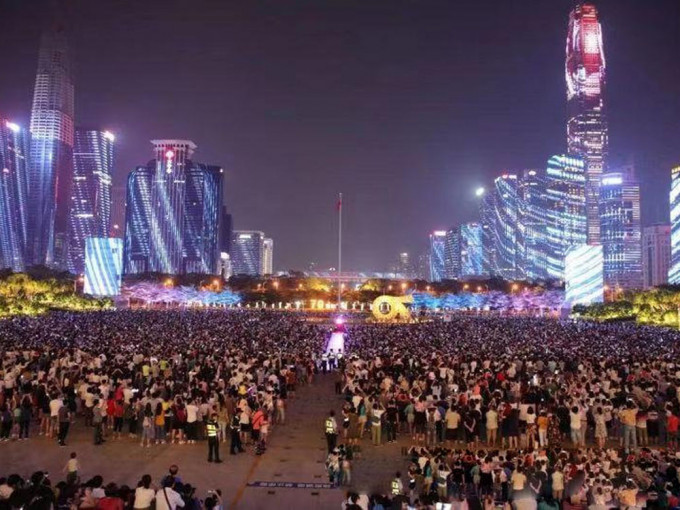 國慶期間深圳大型燈光表演宣布暫停。網圖