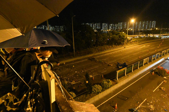 留守中大的示威者再次堵塞吐露港公路。