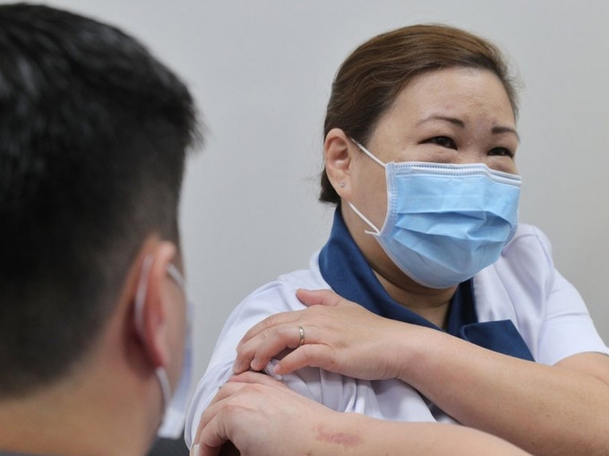 新加坡開始接種輝瑞新冠病毒疫苗，首名接種的是一名46歲高級護士。