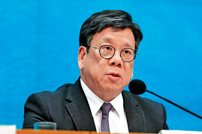 丘应桦认为，香港地位正被新加坡取代的说法不实。