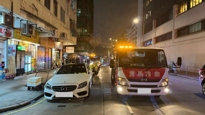 针对启德体育园交通违例，警拖6架违泊车辆。警方图片