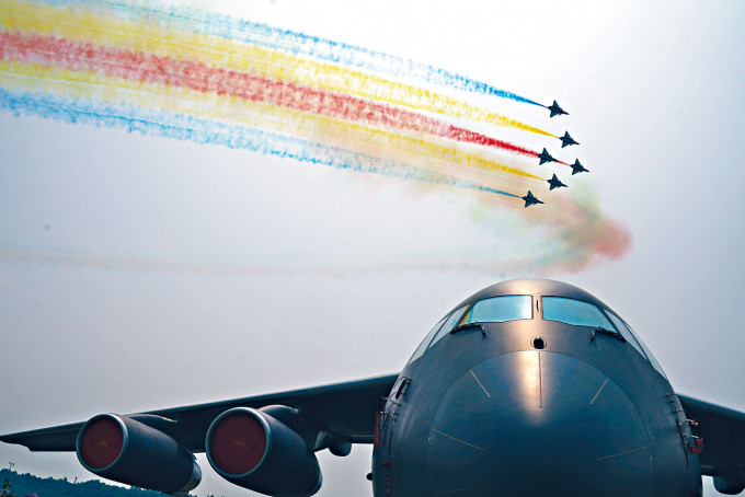 ■空軍八一飛行表演隊在珠海航展飛行表演。