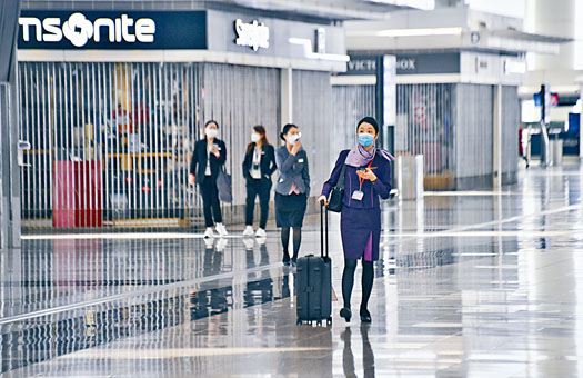 确诊人数飙升，机场不少店铺停业。　