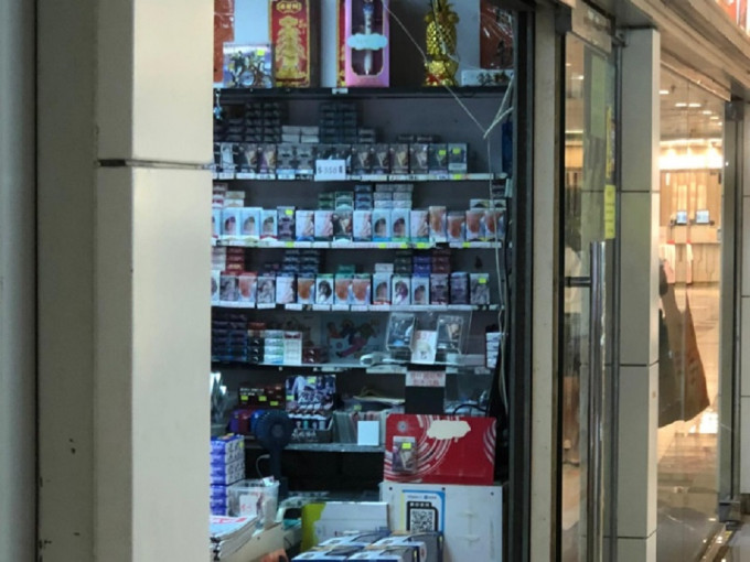 葵涌青山路段一带有多家报社、士多，明目张胆贩卖「白牌烟」。
