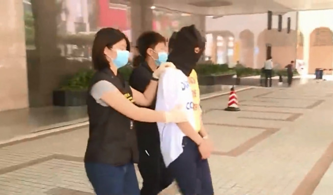 澳门司警拘捕一名香港女子。无綫电视截图