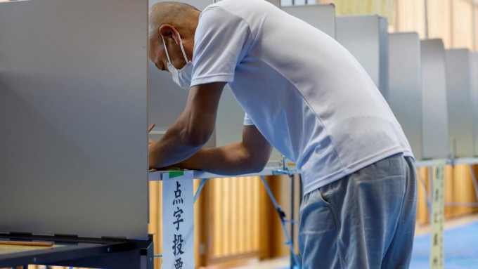 選民周日清早開始前往投票站投票。REUTERS