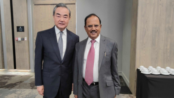 王毅在南非約翰內斯堡會見印度國家安全顧問多瓦爾。中國駐塞內加爾大使館