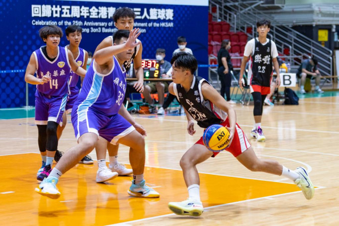 由香港遊樂場協會主辦「回歸廿五周年全港青少年三人籃球賽」上周末在灣仔修頓室內籃球場舉行。