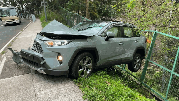 荃锦公路私家车越线撞货车 失控反弹撞栏险堕坡 两司机受伤送院