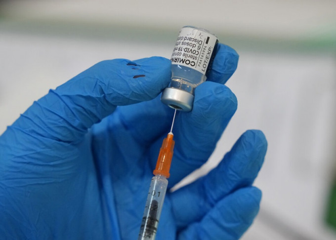以色列國民大規模接種新冠疫苗後感染大減，當地政府將取消所有防疫措施。AP資料圖片