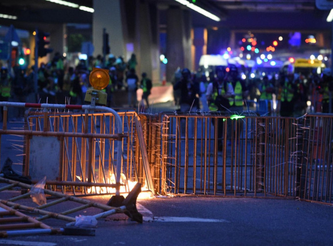 示威者疑縱火焚燒路障。