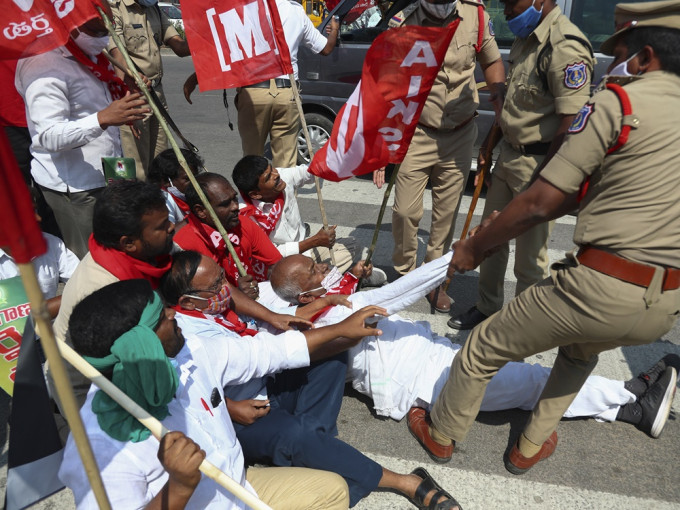 當局自此在新德里邊界以外的抗議地點加強保安。AP圖片