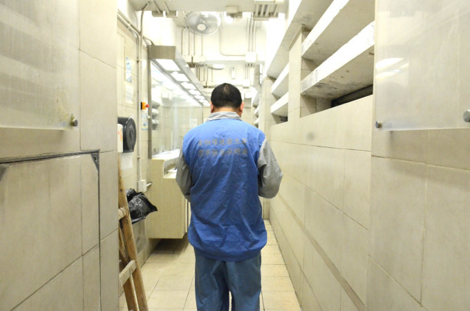 食环署在约200间公厕的值勤室提供了枱櫈及储物设施。资料图片