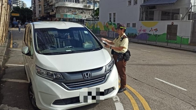 警方東九龍打擊違例泊車。警方圖片