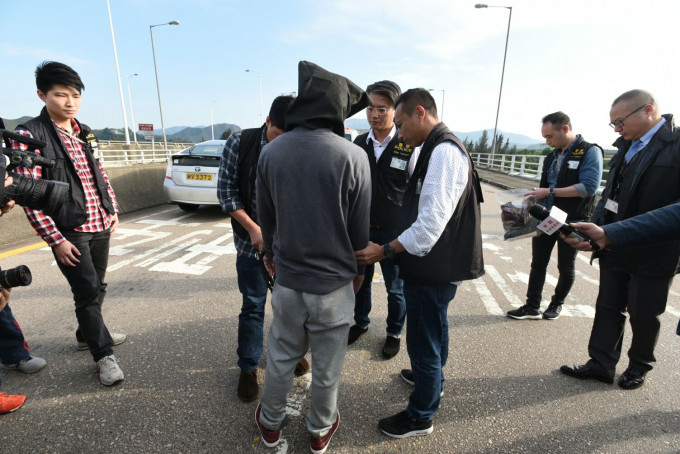 香港警方在落馬洲口岸接收由廣東省公安廳移交的疑犯。張琦攝