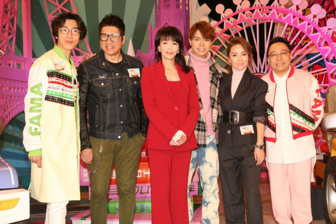 张敬轩(右三)、胡蓓蔚(右二)及单立文(左二)为《Do姐有问题》 节目录影。