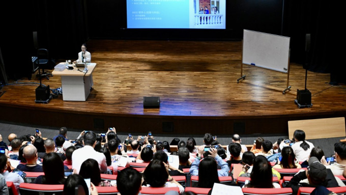 香港大學今辦資訊日  上海家長帶兒子專程參觀：香港具中西文化交匯優勢