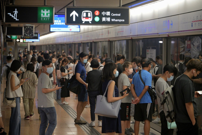 港铁呼吁乘客可分批离开工作地点乘搭列车。资料图片
