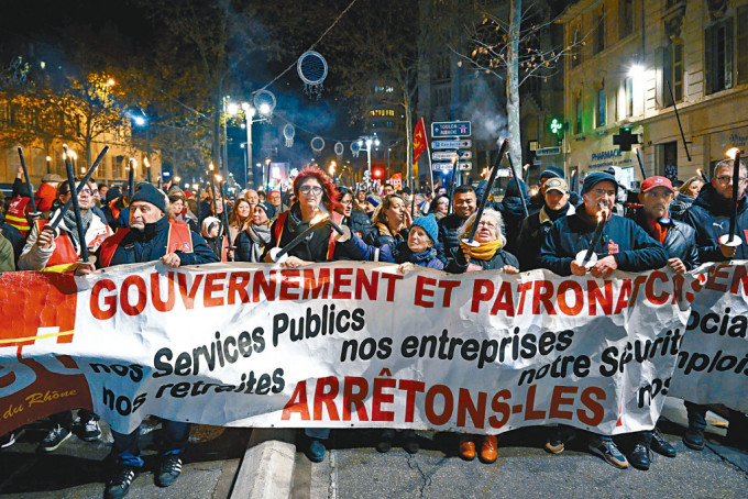 法国东南部城市马赛周二有法国总工会成员示威，抗议政府的退休金改革计画。