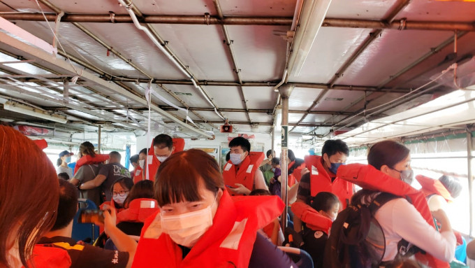 船上乘客慌忙穿上救生衣。市民提供圖片