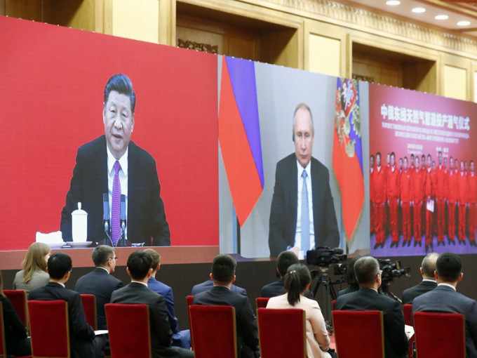 国家主席习近平在北京和俄罗斯总统普亭视像会议，共同见证中俄东县天然气管道投产通气仪式。（网图）