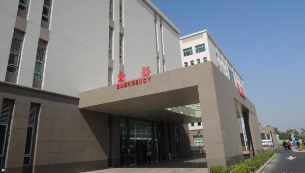 台南有人中槍後被棄於醫院急診室外。
