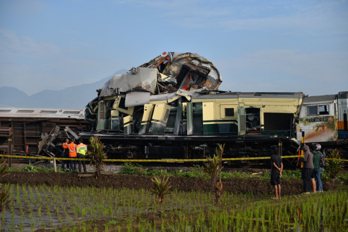 万隆有2列火车相撞，多节车厢变形，酿3死28伤。路透社