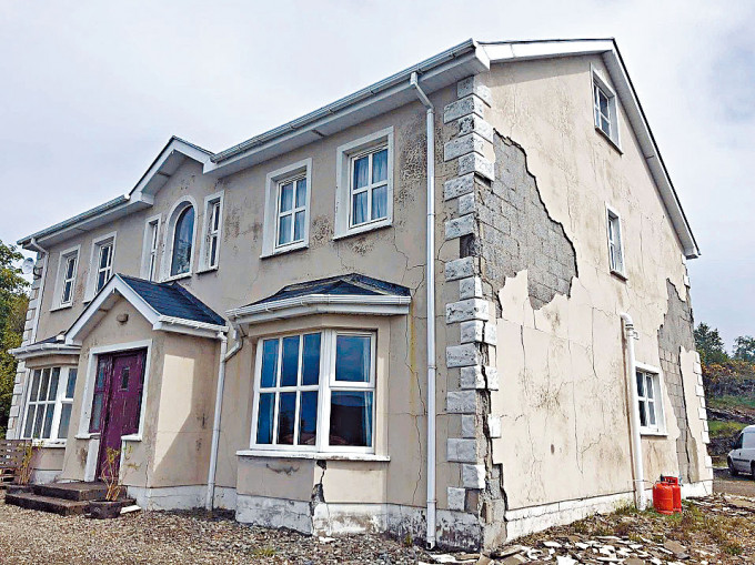 愛爾蘭多尼戈爾郡這間落成僅七年的民居，牆身嚴重剝落。