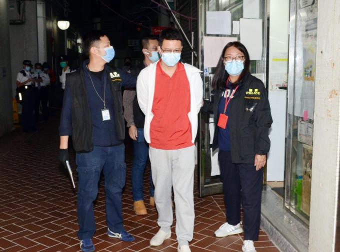 盧俊宇(紅衣男子)去年涉嫌浪費警力被捕。資料圖片