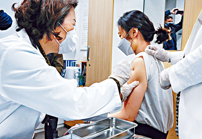 首爾一名護理員上月底接種牛津疫苗。