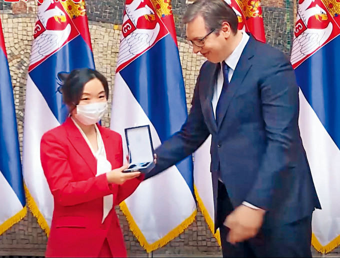 塞爾維亞總統向中國專家頒發勳章。