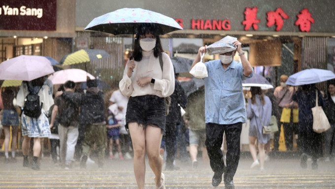 天文台發出黃色暴雨警告，廣泛地區受大雨影響。資料圖片