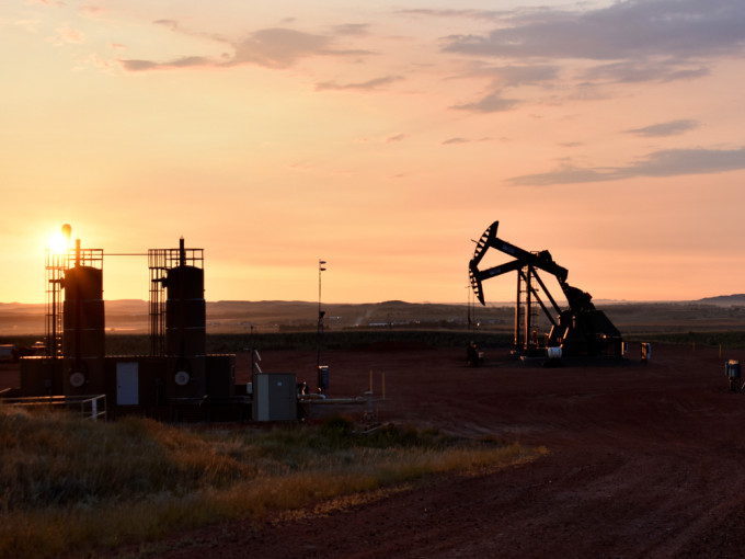 市場憂慮新變種病毒影響石油需求，國際油價急挫。AP圖片