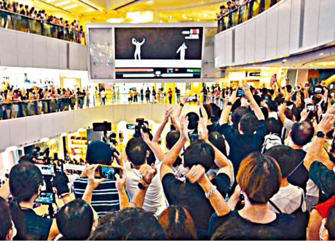 ■大量市民在商场睇奥运，为香港健儿打气。