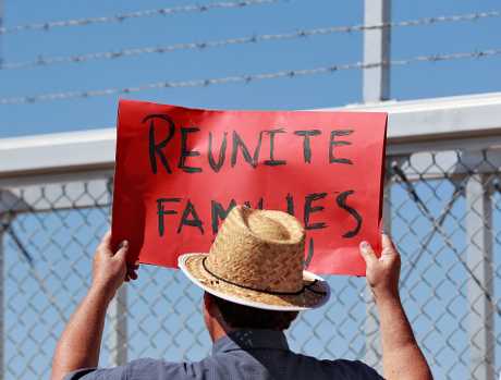 美國總統特朗普的20日簽署行政命令，中止在美墨邊境拆散移民家庭的做法。AP