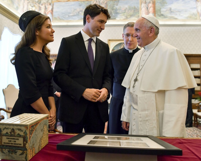杜鲁多与妻子跟教宗会面。AP