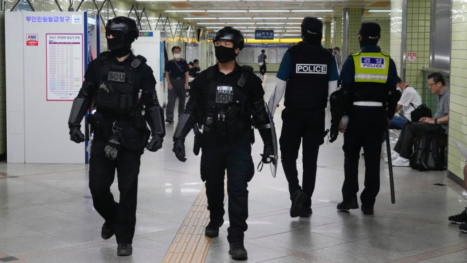 南韓出動超過1.2萬名警員加強巡邏。美聯社