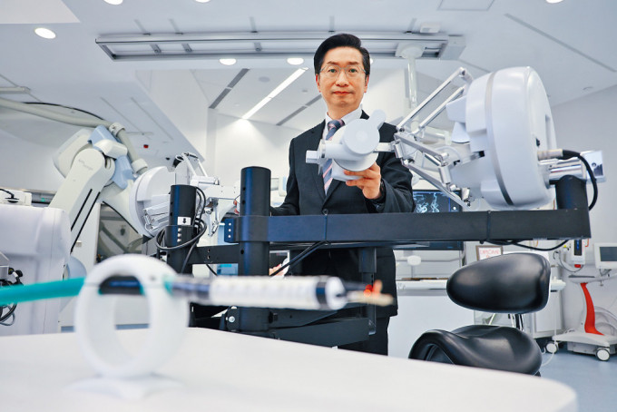趙偉仁是上消化道手術和創新內鏡及機械人外科的權威。