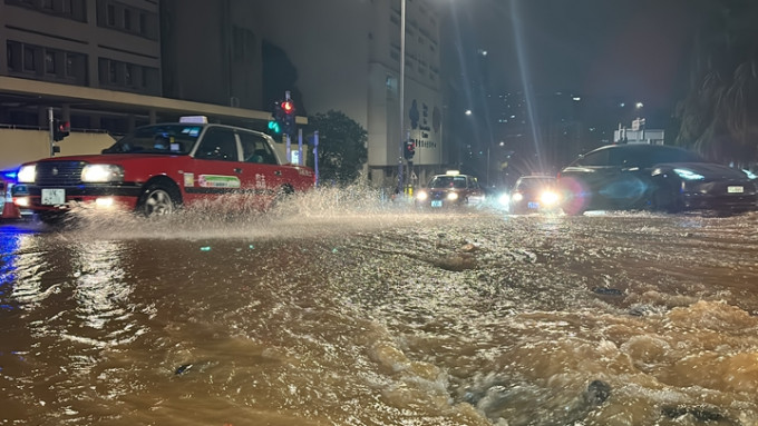 葵涌和宜合道爆水管，途经车辆涉水而过。李家杰摄