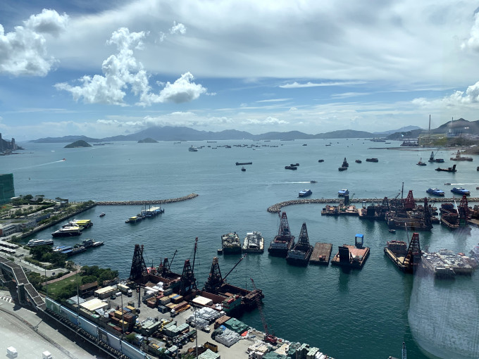 單位外望西環海景,前臨藍巴勒海峽,更可以遠眺獅子山景。