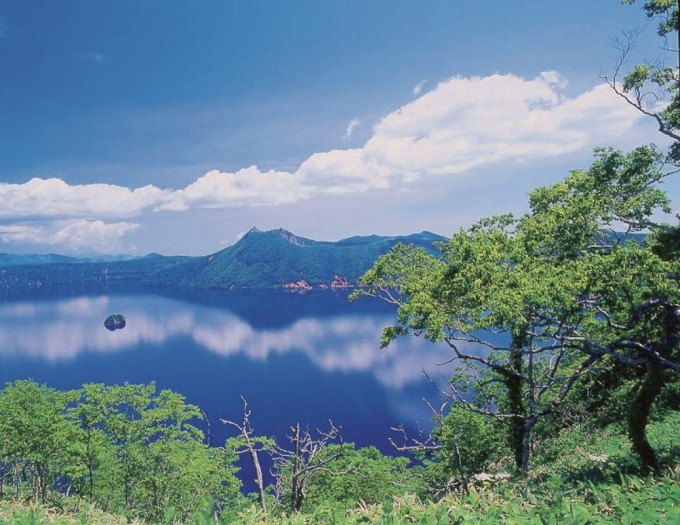 可赏到摩周湖等自然美景的北海道，已经连续十二年高踞日本都道府县魅力度排名榜的首位。