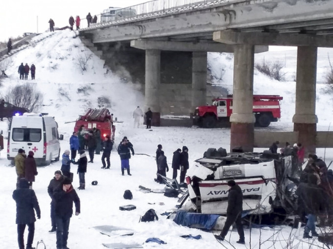 俄羅斯巴士前輪爆胎，從橋上墜落冰河。AP