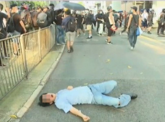 灣仔一名男子被數十名黑衣示威者圍毆昏迷。資料圖片