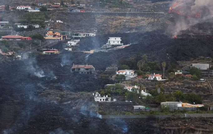 西班牙加那利群島拉帕爾馬島火山爆發摧毀數以百計的建築物。（路透社圖片）