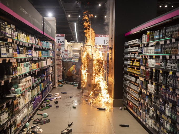 示威者衝入家樂福超市內肆意搗亂。AP