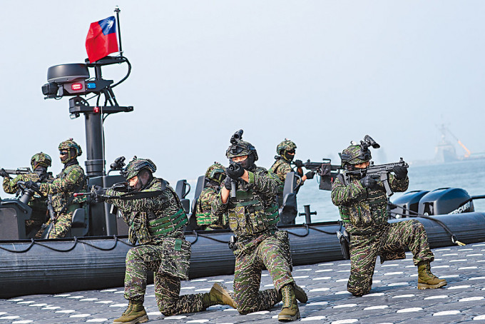■传台湾的海军陆战队接受美军秘密训练。