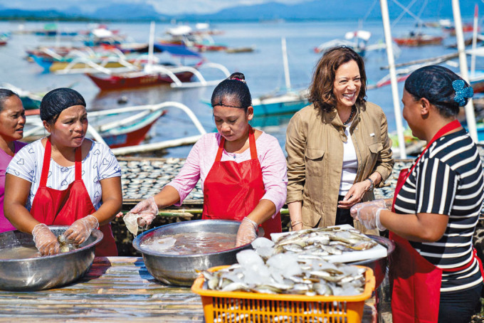 賀錦麗周二到菲律賓巴拉望島採訪村莊。