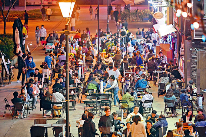 ■放寬晚市的首個星期五，尖東一帶食肆再見熱鬧場面。