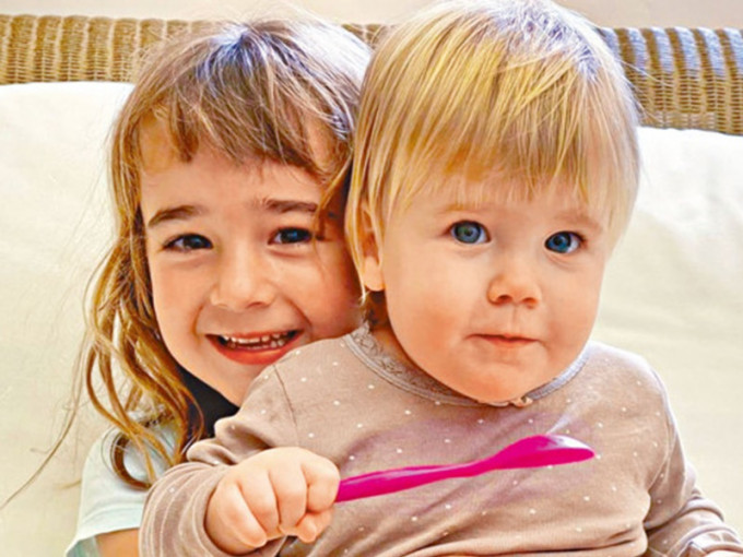 6歲女童奧利維亞與1歲的妹妹安娜。